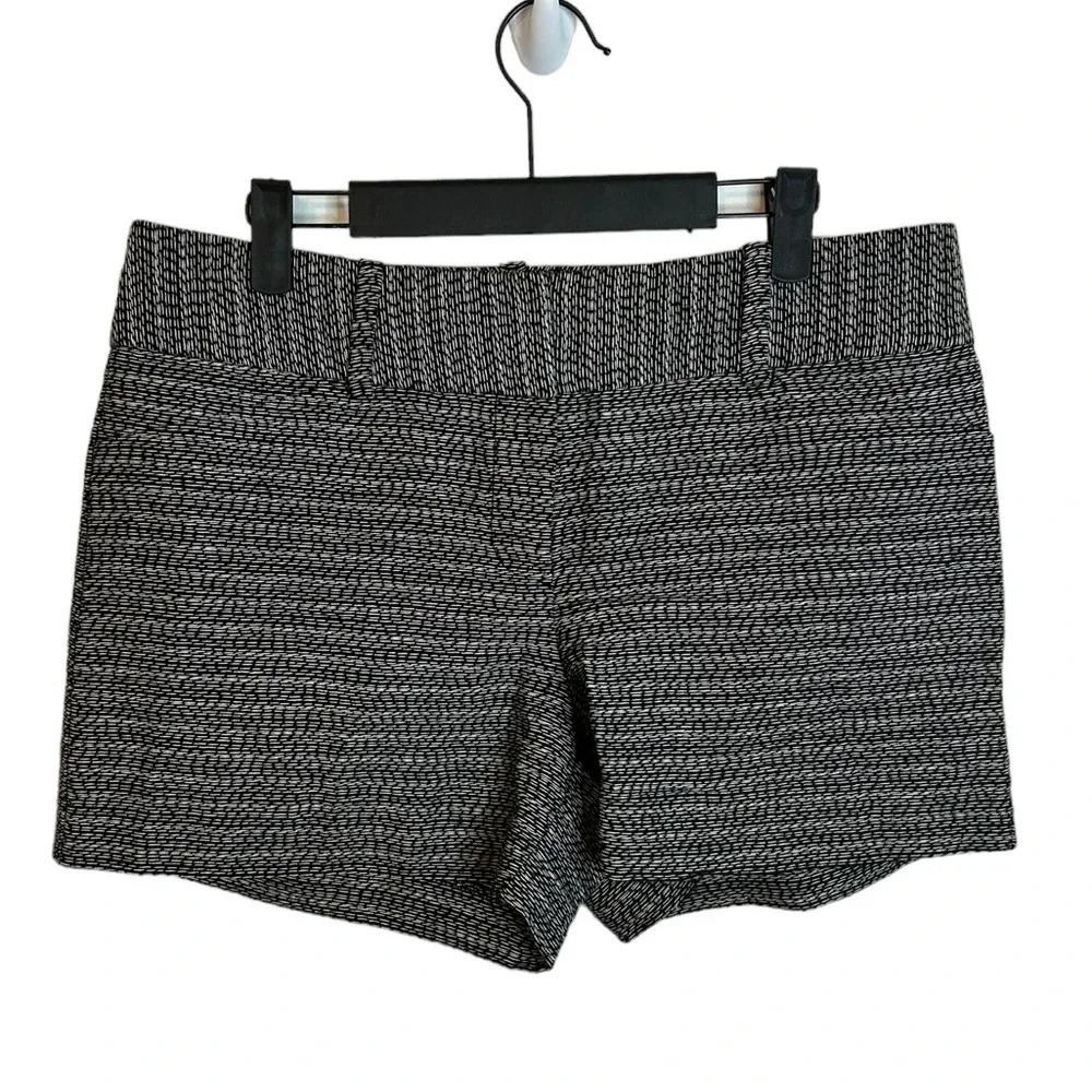 ANN TAYLOR BLACK AND WHITE SIGNATURE SHORTS